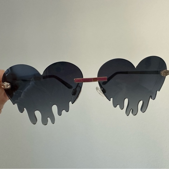 ISLYNYC glasses dripping hearts black - Picture 4 of 4